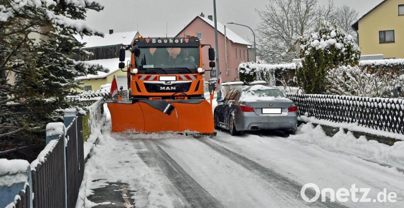 An manchen Stellen im Stadtgebiet geht’s beim Winterdienst auch richtig eng zu. Vernünftiges Verhalten schützt hier meist vor Schäden. Bild: Andreas Royer