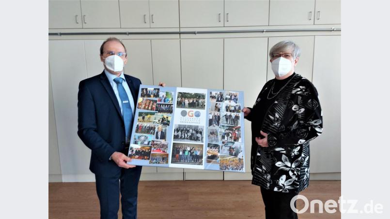 Die Fotos auf dem Kaleidoskop, das Christine Paschen überreichte, dokumentieren das über dreißigjährige Engagement von Ludwig Pfeiffer am Ortenburg-Gymnasium. Bild: lg
