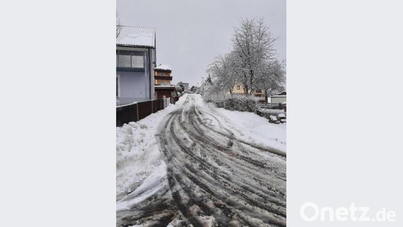 Besonders in den Wintermonaten kommt es am Kalvarienbergweg immer wieder zu gefährlichen Situationen sowohl für Autofahrer als auch für Fußgänger. Deshalb hat der Gemeinderat ein eingeschränktes Halteverbot für die Wintermonate erlassen. Bild: soj