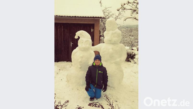 Zwei menschengroße Schneemänner baute Christopher mit seinem Vater Jörn am vergangenen Samstag. Bild: flt