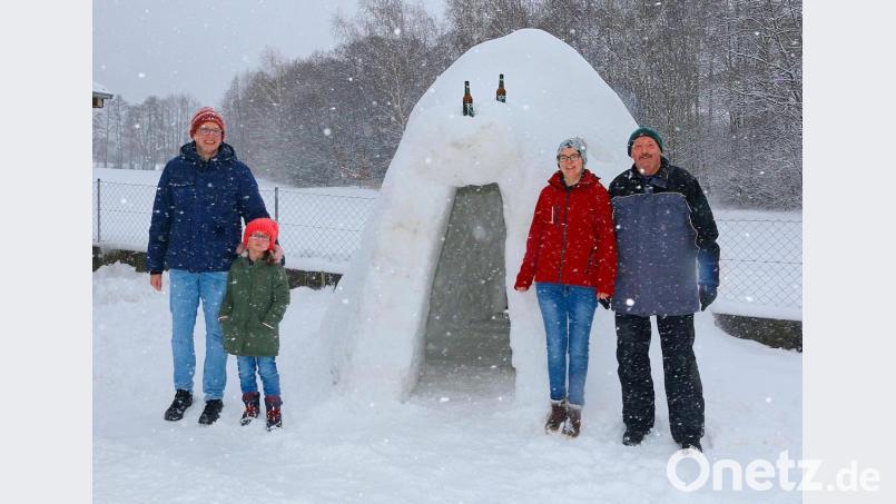 Familie Trottmann präsentiert ihr großzügiges Bauwerk aus Schnee. Bild: bsc