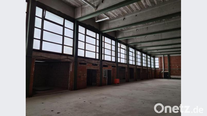 Das Milchglas wird durch durchsichtiges Glas ersetzt, das sich noch verdunkeln lässt. So sollen Ausblick und Lichtschutz in der Stadthalle optimiert werden. Bild: sne