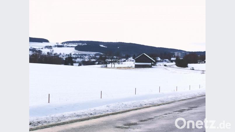 An der Kreisstraße zwischen Oberviechtach (im Hintergrund) und Wildeppenried entsteht links und rechts eine Freiflächen-Photovoltaikanlage. Für den „Solarpark 2 Oberviechtach“ stand die Abwägung der Stellungnahmen an. Bild: Portner