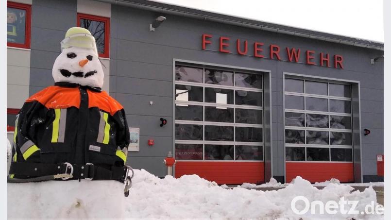 Seit dem Wochenende steht vor dem Feuerwehrhaus Groschlattengrün ein Schneemann - natürlich im entsprechenden Outfit. Bild: Freiwillige Feuerwehr Groschlattengrün