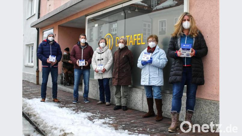 SPD-Ortsvorsitzende Petra Thomas (rechts) übergab an die Außenstelle der Tafel in Erbendorf 100 FFP2-Masken. Mit auf dem Bild (von links) die stellvertretenden SPD-Vorsitzenden Reinhold Kastner und Martin Gallersdörfer sowie die Tafel-Mitarbeiterinnen Elfriede Sollacher, Veronika Schneider und Waltraud Gmeiner. Bild: njn