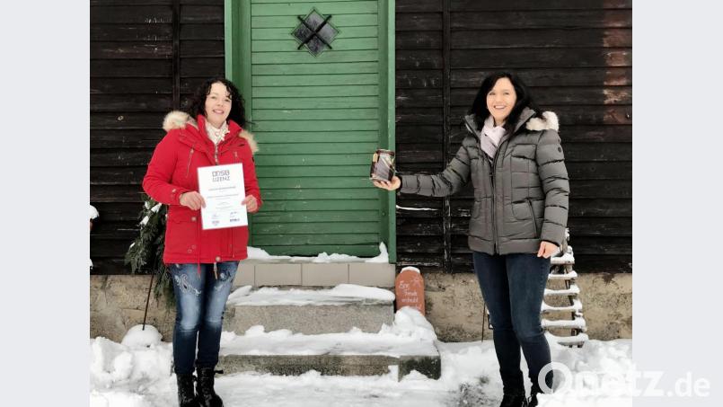 Im Namen der Gymnastikgruppe Leuchtenberg gratuliert Vorsitzende Renate Simon (rechts) der neuen Trainerin Carolin Bodensteiner (mit dem erworbenen C-Trainerschein) mit einem Geschenk zur bestanden Prüfung. Bild: sl