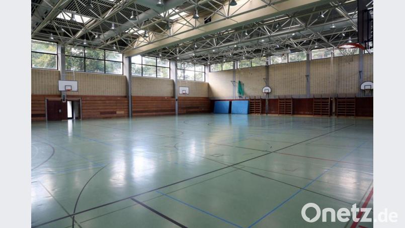 Das plakativste Beispiel für die neue Bescheidenheit im Landkreis ist die Turnhalle des Neustädter Gymnasiums. Der Kreistag kippte Ende 2020 zugunsten einer günstigeren Generalsanierung seinen eigenen Beschluss zum Neubau, den er 2019 gefasst hatte. Archivbild: Gerhard Götz