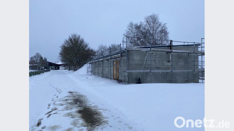 Auf die Heizzentrale zwischen Feuerwehrhaus und Mehrzweckhalle (im Hintergrund) soll eine Photovoltaikanlage zum Eigenverbrauch des Marktes gebaut werden. Bild: Eichl