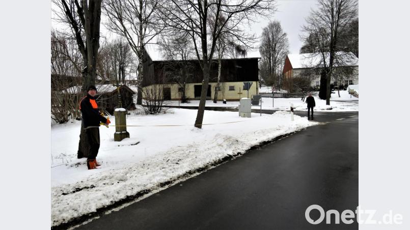Biobauer Andreas Kunz (links) und Bund-Naturschutz-Kreisvorsitzender Josef Siller messen den Abstand zwischen einer abgeholzten Hecke und der Straßenkreuzung in Groppenheim - er beträgt 14 Meter. Die beiden sind überzeugt, dass die Verkehrssicherheit nicht beeinträchtigt gewesen wäre. Bild: ubb