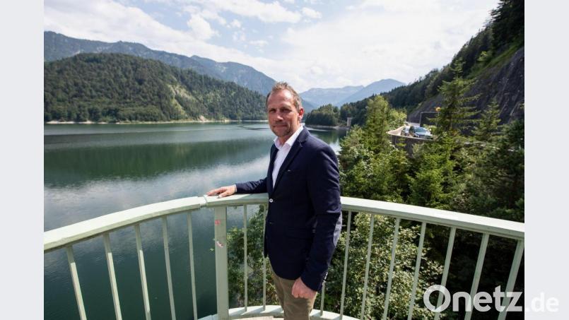Thorsten Glauber, Umweltminister von Bayern, steht am Sylvensteinstausee. Bild: Matthias Balk/dpa