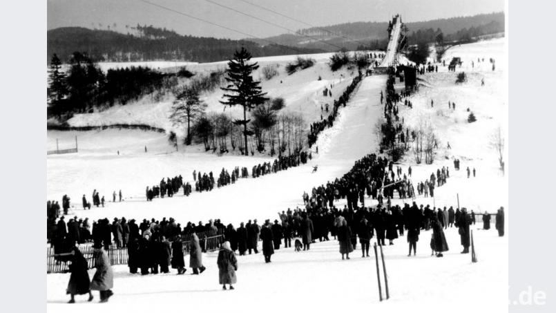 So sah das aus, damals beim Skispringen in Freudenberg. Der Auslauf war dort, wo heute der Fußballplatz des SV Freudenberg liegt. Bild: Archiv Heimat- und Kulturverein Freudenberg/exb