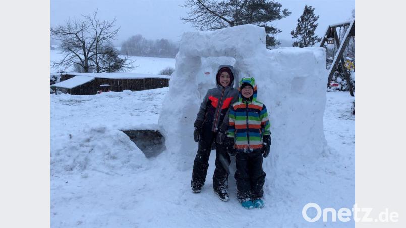 Familie Lehner aus Vilseck nutzte den verschneiten Sonntag dazu, um im heimischen Garten ein Schneehaus zu bauen. Hier posieren Leonie und Elisas vor dem fertigen Bauwerk, das sie das &quot;Vilsecker Schneehaus&quot; nennen. Bild: Familie Lehner
