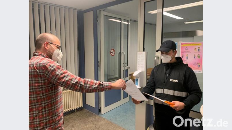 Am Eingang muss sich jeder Impfwillige ausweisen. Erst zum vereinbarten Zeitpunkt darf das Impfzentrum betreten werden. Bild: Daniel Geissler