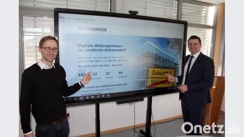 Landrat Thomas Ebeling (rechts) und Florian Schmid, Geschäftsführer der Lernenden Region, präsentieren die neue Messehomepage, die noch ausgebaut werden wird. Bild: Hans Prechtl/Landratsamt/exb