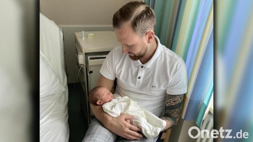 Die Wochenstation am Klinikum St. Marien: Remi Szewczyk hält seinen neu geborenen Sohn auf dem Arm. In Coronazeiten gelten strenge Besuchsregeln. Für frisch gebackene Familien ist diese Ruhe nicht schlecht. Bild: Angelika Sitter