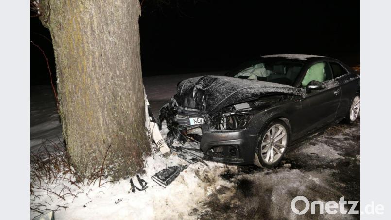 Der Audifahrer stieß mit seinem Wagen frontal gegen einen Baum und musste mit mittelschweren Verletzungen ins Klinikum gebracht werden. Bild: rw