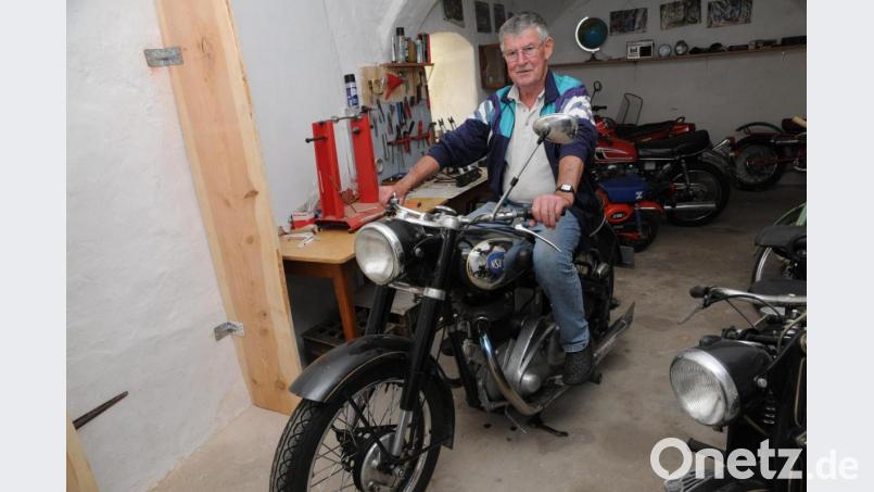 Hans Rahm schwört auf die alte Motoren-Technik: „Schon damals gab es fast alles, was heute Standard ist!“ Und die 66 Jahre alte NSU Konsul läuft noch wie am ersten Tag. Qualität setzt sich eben durch. Bild: Joachim Gebhardt