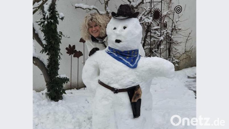 Lehrerin Conny Rieß hat den durchaus stattlichen &quot;Jack the Cowboy&quot; mit dem Fundus aus ihrem Linedance- und Faschingsoutfits berstückt. Bild: ubb