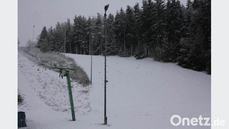 Der Rückbau des Schloppacher Hangs muss bis September 2023 abgeschlossen sein. Der Skilift und die Flutlichtanlage werden noch heuer abgebaut. Bild: kro