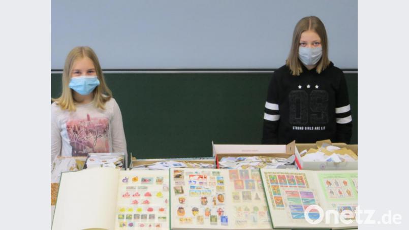 Sophia Witt und Julia Reindl (von links), beide Klasse 5 b, freuen sich über die vielen gespendeten Briefmarken. Bild: dob