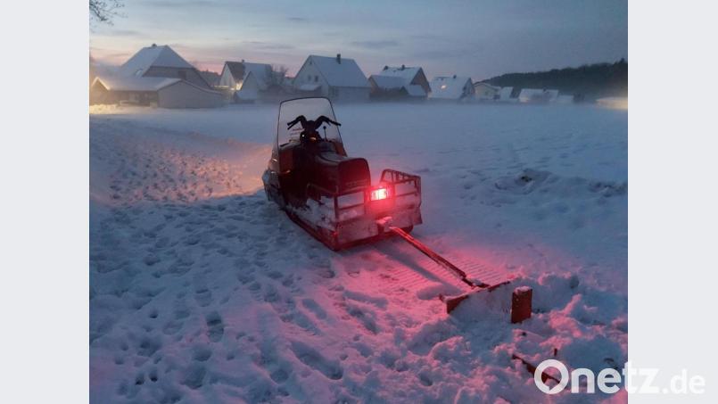 Sonnenaufgang im Birgland. Der Motorschlitten läuft schon. Bild: Helmut Graf