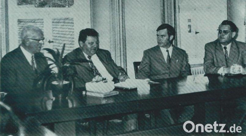 Franz Josef Strauß zu Besuch in Waldershof: Im Rathaus mit dabei waren (von rechts) der damalige Tirschenreuther Landrat Franz Weigel, Bürgermeisterkandidat Josef Kunz und Bürgermeister Hugo Greger. Repro: CSU Waldershof/exb