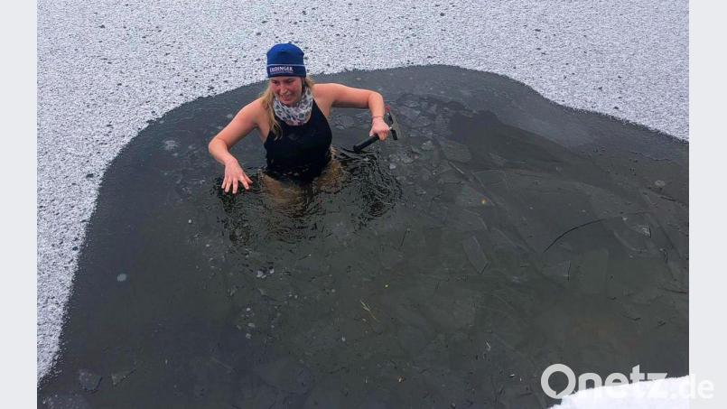 Silke Weiler im eisigen Weiher: Die Wassertemperatur liegt knapp über dem Gefrierpunkt und gegen die Eisplatten hilft ein Hammer. Bild: Weiler/exb