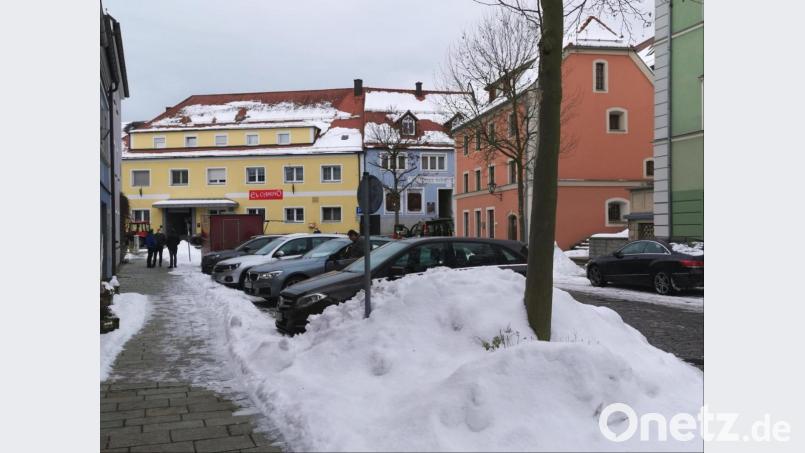 Einen freien Parkplatz findet man am Marktplatz von Oberviechtach meistens. Dafür sorgt die Parkscheiben-Regelung mit einer maximalen Standzeit von zwei Stunden. Doch auch die Anwohner wollen ihr Auto vorm Haus abstellen. Bild: Portner
