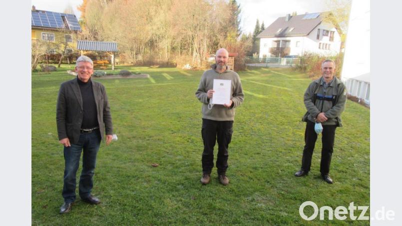 Revierleiter Markus Reger wurde zum Forstamtsrat befördert. Das Bild zeigt (von links) Behördenleiter Wolfgang Wenisch, Forstamtsrat Markus Reger und den Bereichsleiter Forsten, Dirk Lüder. Das Bild entstand im Amtsgarten des AELF Tirschenreuth noch vor der erweiterten Maskenpflicht. Bild: AELF Tirschenreuth/exb