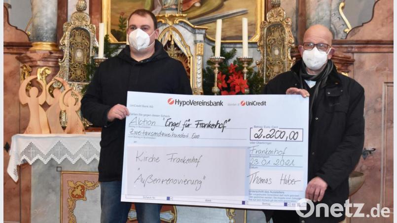 Thomas Huber (links) überreicht einen Spendenscheck über 2200 Euro für den geplanten Außenanstrich der Filialkirche St. Margareta an Pfarrer Thomas Schertel. Die Engel, die links auf dem Altar stehen, sind übrigens Ansichtsexemplare in einem vergrößerten Format und nicht verkäuflich. Bild: no
