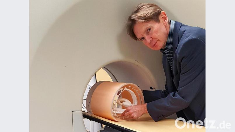 Prof. Ralf Ringler zeigt im Labor der OTH Amberg-Weiden ein bereits in einer Bachelorarbeit an der OTH zusammen mit dem Uniklinikum Erlangen entwickeltes Phantom. Bild: Ringler/OTH Amberg-Weiden/exb