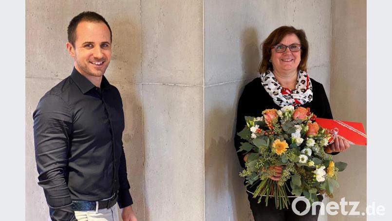 Nach 36 Jahren verabschiedet sich Michaela Stilp (rechts). Dr. Phillipp Pirmanschegg (links) bedankte sich mit Blumen und einem Geschenk bei der langjährigen Mitarbeiterin. Für die Zukunft wünschte er alles Gute. Bild: wro