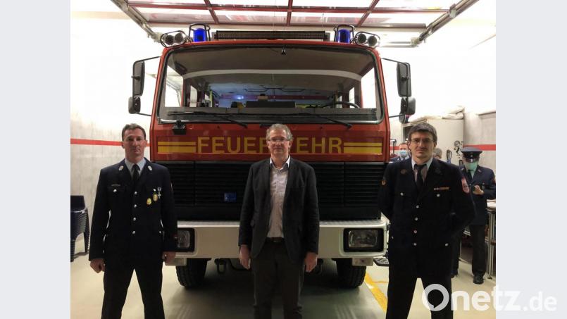 Sebastian Schad (rechts) und Christian Böckl (links) sind die beiden neuen Kommandanten der Freiwilligen Feuerwehr Wölsendorf. Bürgermeister Franz Grabinger (Mitte) gratulierte zur Wahl und bedankte sich für die Bereitschaft zur Übernahme der Funktionen. Bild: Gemeinde Schwarzach/exb