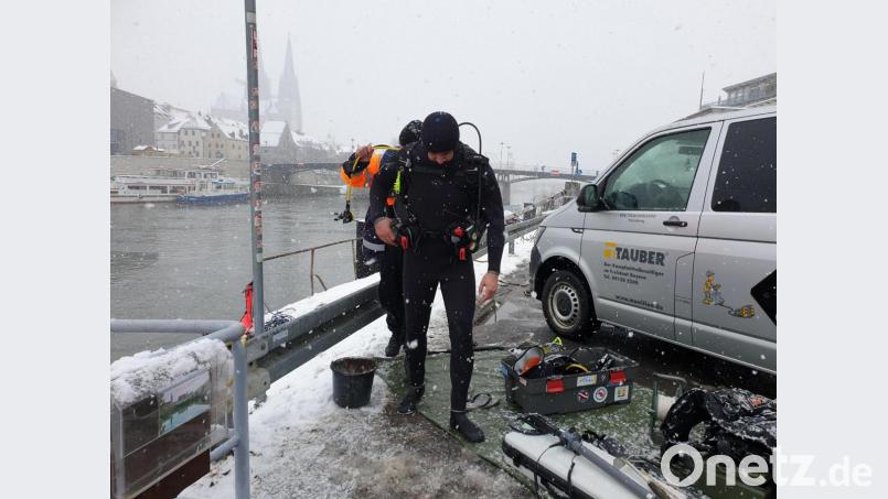 Taucher Erdem Yilmaz rüstet sich für die Kampfmittelräumung in der Donau. Bild: gib