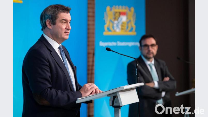 Ministerpräsident Markus Söder (links) und Klaus Holetschek (CSU), Gesundheitsminister von Bayern, nehmen nach einer Kabinettssitzung an einer Pressekonferenz teil. Bild: Sven Hoppe