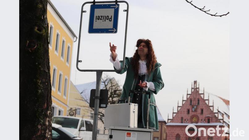 Knorr von Rosenroth alias Günter Haller geht dem "Umsturz" bei der Polizei auf den Grund. Bild: cog