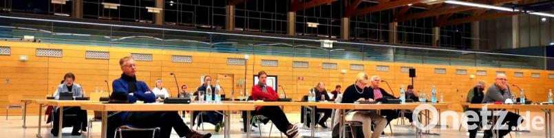 Als Sitzungssaal für den Schwarzenfelder Marktrat dient in Pandemiezeiten die Sporthalle im Sportpark, wo die nötigen Abstände zwischen den Ratstischen hergestellt werden können. Bild: Thomas Dobler