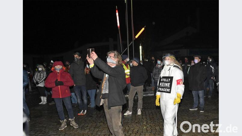 Am Samstag demonstrierten 240 Querdenker vor dem ACC in Amberg. Bild: Petra Hartl