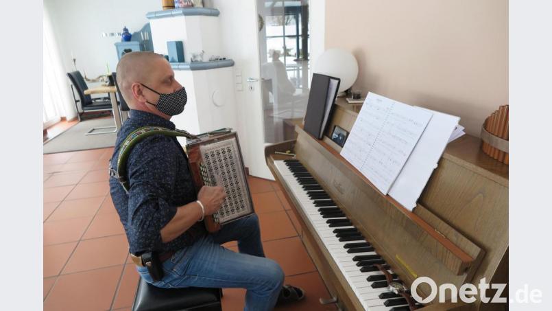 Daheim übt Karl-Heinz Böhm Musikstücke auf seiner Steirischen Harmonika, nimmt sie mit seinem Handy auf und stellt sie in die Whatsapp-Gruppe des Musikantenstammtischs. Bild: jzk