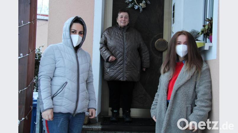 Amanda Castilli-Schmidt (Mitte) hat viele Jahre Sachspendensammlungen für die Christliche Kinderhilfe Rumänien organisiert. Ihr Werk, Notleidenden zu helfen, setzen nun Shukrije Hahn (links) und Emira Malanezos (rechts) fort. Sie sammelnd für Bedürftige im Kosovo und Albanien. Bild: prh