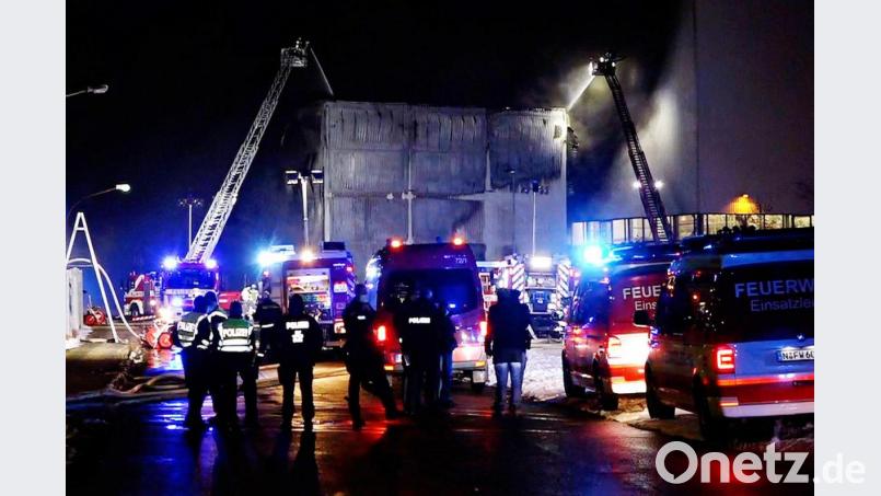 Feuerwehrleute bekämpfen am Dienstagabend in Nürnberg einen Brand in einer Lagerhalle auf dem Siemens-Gelände. Bild: Bauernfeind/dpa