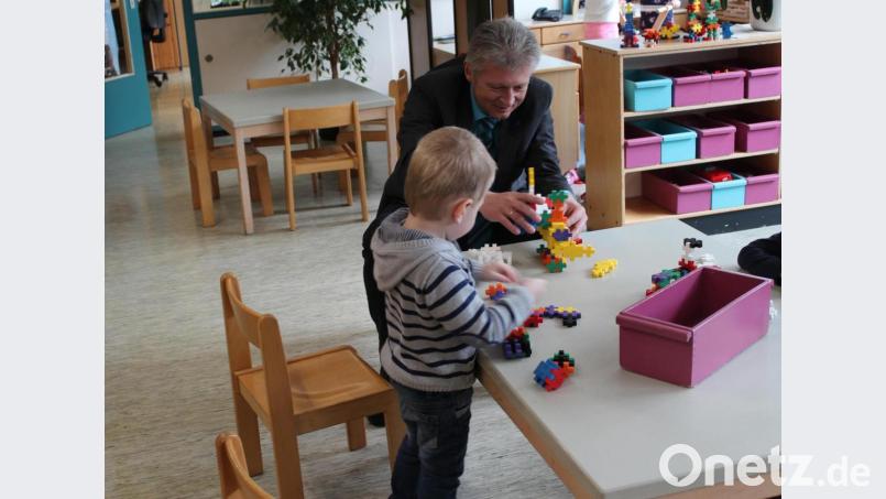 Erster Bürgermeister Lothar Müller hat sichtlich Spaß am Aufstapeln der Spielsteine. Bild: Susanne Forster
