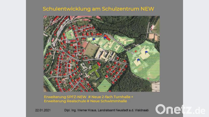 Möglichkeiten der Schulentwicklung am Kulturhügel in Neustadt/WN zeigte Kreisbaumeister Werner Kraus auf. Die schraffierten hellgrün schraffierten Flächen sind im Besitz des Landreises. Grafik: Landratsamt/exb
