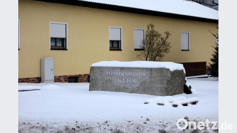 Als neues Wahrzeichen im Ortsteil Pfrentsch postiert die Dorfgemeinschaft einen aussagekräftigen Brunnen vor dem Schützenhaus. Bild: fjo