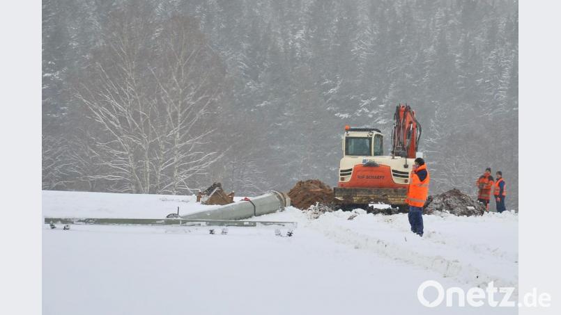 Während im Rathaus um einen neuen Funkmasten für Reichenau gerungen wird, läuft vor Ort der Abbau der einstigen Stromversorgung des Ortsteils. Bild: fjo