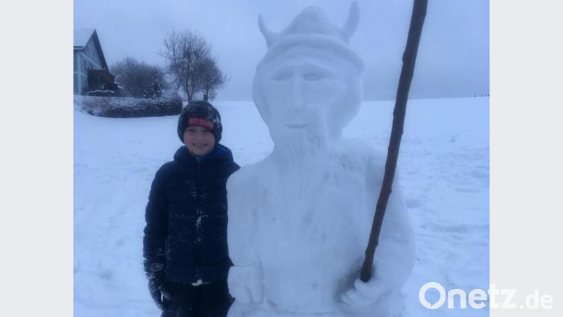 Jan Pilsak mit seinem Schneekönig, den er in Poxdorf gebaut hat. Bild: Brigitte Mayerhöfer/exb