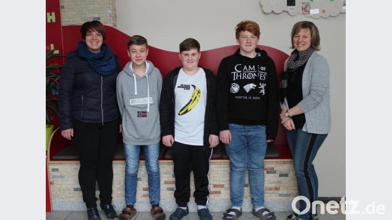 MdL Anna Toman (von links) mit den Schülern Michael Kraus, Max Härtl und Markus Schedl, die am &quot;Boys&#039;Day&quot; in den Beruf des Erziehers hineinschnuppern, sowie Kita-Leiterin Tanja Ruckdäschel. Bild: Susanne Forster