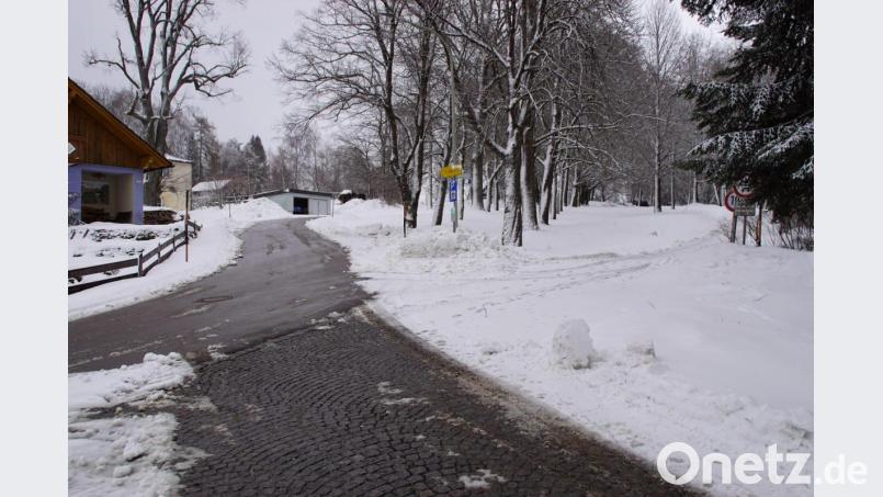 An der Kreuzung “Am Kalvarienberg/Waldhäuserstraße” wird für die neue Wasserleitung nach Waldhäuser, beginnend am “Häuslweg” (rechts), ein Schieberkreuz eingebaut. Mit dieser Armatur wird die Zuführung des Trinkwassers in diese Leitung geregelt. Bild: mmj