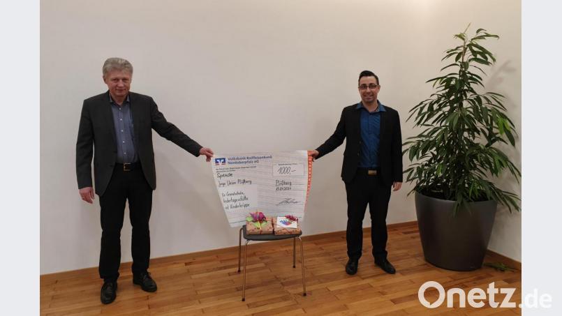Stellvertretend für alle gemeindlichen Kindereinrichtungen erhielt Bürgermeister Lothar Müller (links) den Spendenscheck über 1000 € von JU-Vorsitzendem Michael Haubner. Bild: flt