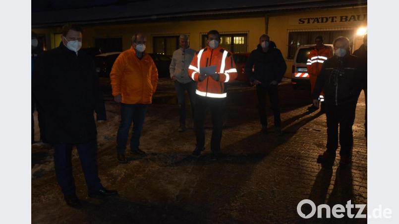 Bauhofleiter Wolfgang Stark (Mitte) führte den Bauausschuss über das Gelände. Bild: jr